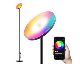 Smart RGBIC+CCT gulvlampe, 175 cm høj med Wifi og Bluetooth, vist med et regnbuefarvet lys og en smartphone til styring.