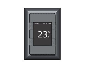 mTouch One termostat og regulator i lysegrå, vist med LCD-display der viser 23 grader, tid 19:00 og dato Tir 30. Okt.