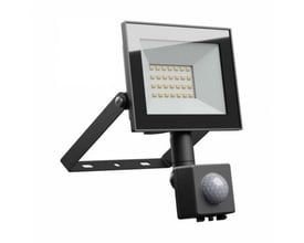 Sort SpectrumLED 20 W LED-projektør set skråt forfra med synlige lysdioder, monteringsbøjle og sensor.