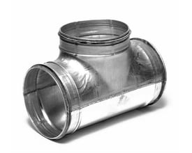 Ventilations T-stykke i galvaniseret stål med dobbelt læbetætning til 200mm rør og 125mm gren. Vist på hvid baggrund.