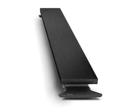 En close-up af Unidrain HighLine panelet i sort, vist fra en vinkel, der fremhæver den børstede overflade og den integrerede drænløsning.