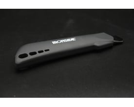 Ironside-kniv med autolås og keramisk blad på 18 mm, set skråt med mørkt greb og synlig bladspids.