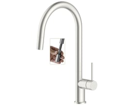 ADORA Gracili U Flex køkkenarmatur i børstet rustfrit stål, vist med et indsat billede af en hånd, der trækker en udtræksslange ud fra armaturets tud. Armaturet har en enkelt grebsbetjening og en buet form.