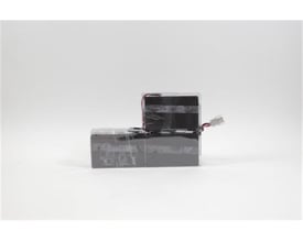 Eaton Easy Battery+ udskiftningsbatteripakke på 36 V til 5SC 1500i Rack2U med tre mørke batterier og ledning.