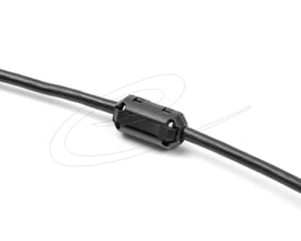 Sort DeLock-ferritkerne til rundkabel på 5 mm, monteret omkring et kabel og set skråt fra siden.
