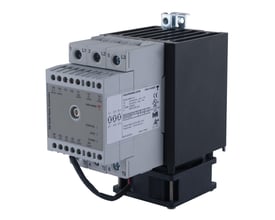 Carlo Gavazzi 2-polet analogstyret solid-state-relæ med grå front, tilslutningsklemmer og stor sort køleprofil.