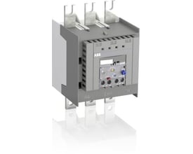 ABB elektronisk termorelæ EF205-210, 63-210A, monteret på tre terminaler og vist fra venstre side med fokus på kontrolpanelet.
