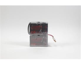 Eaton Easy Battery+ EB024SP udskiftningsbatteripakke med to mørke batterier stablet og tilslutningsledninger, 24 V.