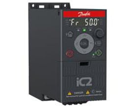 Danfoss iC2-30 frekvensomformer, luftkølet, IP20, mørkegrå med digitalt display og kontrolknapper på frontpanelet.