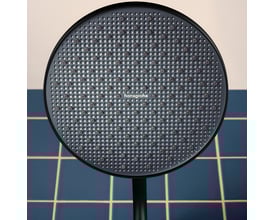 Hansgrohe Activera S 240 hovedbruser med grafit stråleskive og Hansgrohe logo, vist på en baggrund af mørkeblå fliser.