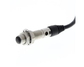 Omron fotoelektrisk sensor E3T-CD11 med M6 rustfrit stålhus, 2m kabel og diffus detektion på 50 mm.