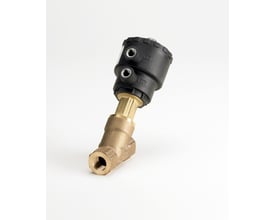 Danfoss AV210A NC magnetventil af bronze med 3/8" tilslutning og stempelstyring, præsenteret på hvid baggrund.