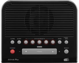 Frontvisning af Sangean DCR-89+ DAB+/FM-RDS digital clockradio med sorte knapper og digitalt display.