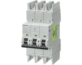 Grå, 3-polet Siemens SENTRON 5SJ4 automatsikring på 20 A set skråt forfra med grøn mærkat på siden.