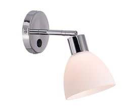 Nordlux Ray væglampe i krom med mat glas skærm, vist isoleret mod en hvid baggrund med fokus på detaljer.