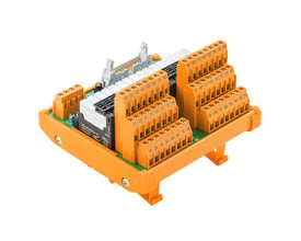 Weidmüller RSS-interface modul med relæ, vist skråt med orange skrueforbindelser og hvide relækomponenter på en orange base.