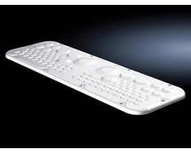 Detaljeret billede af Rittal plastflange AX, str. 7, med membraner, visende tekst og prægede cirkler mod mørk baggrund.