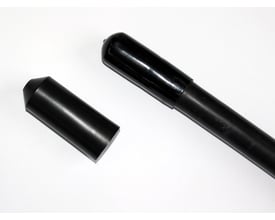 Sort ECFM krympeendemuffe 30/16 mm med lim, vist isoleret på hvid baggrund ved siden af et sort rør.