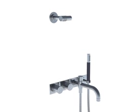 Vola indbygningstermostat ¾'' med omskifter, fast udløb og bruseslange er vist med kromfinish, monteret på vægplade med tre greb.