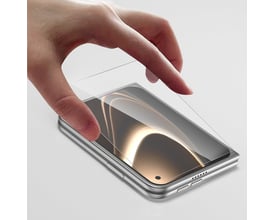 4smarts 360° Premium Protection Set til iPhone Ultra med transparent skærmbeskyttelse, der lægges på telefonens skærm.