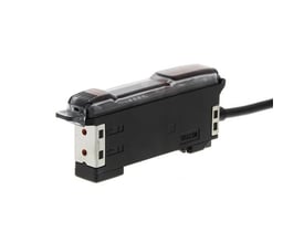 Omron forstærker med potentiometer, PNP-udgang og 2 meter kabel, vist fra siden med den sorte kabeludgang til højre.