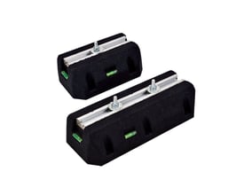 To sorte gummifødder med aluminiumsprofiler og vaterpas, designet til varmepumper, måler 400x130 mm.