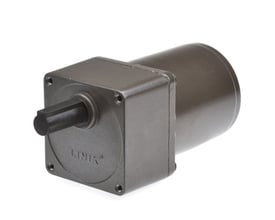 NBE YN70 gear motor med 15 RPM, 230 Volt, 50Hz og 20 Watt, fremstillet i mørkegråt metal med en sort udgående aksel.
