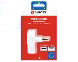 Skross Euro USB-oplader i hvid emballage, med teksten 'USB Type-A + USB Type-C' og synlig oplader med stik.