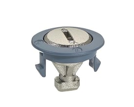 Legrand gulvboks lås til plastlåg med værktøjsbetjent låsemekanisme, fremstillet i metal og grå plast.