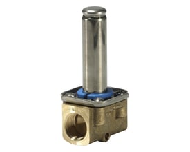 Tættere vinkel på Danfoss EV210B magnetventilen, fremhæver messinggevind og den blå pakning omkring spolen.