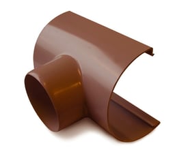 Plastmo plast tudstykke nummer 11 i brun farve, med en rørdiameter på Ø75 mm, passer til tagrender og nedløbsrør.