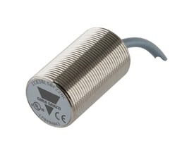 Carlo Gavazzi induktiv aftaster M30 med 15 mm rækkevidde, gevindskåret metalhus og gråt kabel.