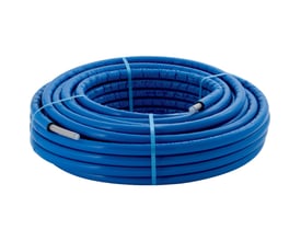 Blåt, præ-isoleret Geberit FlowFit PE-RT-alu-PE-RT-rør rullet op og bundet med blå bånd, klar til brug.