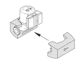 Diagram der viser montering af isoleringsskal på en Grundfos cirkulationspumpe, med pil der indikerer samling.
