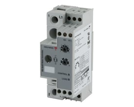 Carlo Gavazzi 1-polet analogstyret solid-state-relæ med gråt kabinet, tilslutninger og justeringsknapper, set skråt forfra.