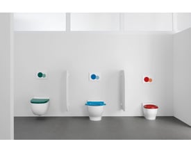 Geberit Sigma01 betjeningsplade med to skyl til toiletter. Vises med forskellige farver toiletsæder og trykplader for at demonstrere designmuligheder.