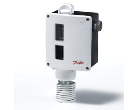 Danfoss RT115 termostat i hvid og sort, komplet med hvidt drejehjul og rumføler på hvid baggrund.