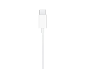 Apple EarPods med USB-C stikket vist separat på en hvid baggrund, symboliserer enheder uden hovedtelefonstik.