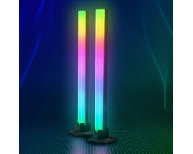 To RGBIC ambient light bars på 42 cm oplyst i regnbuens farver, placeret på sort fod med mønstret baggrund.