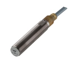 Carlo Gavazzi induktivaftaster M12 med 6 mm detekteringsafstand, gevindhus og kabel, set skråt fra siden.