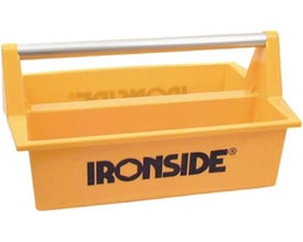 Gul Ironside-værktøjskasse i plast med aluminiumshåndtag og to åbne rum, set skråt forfra.