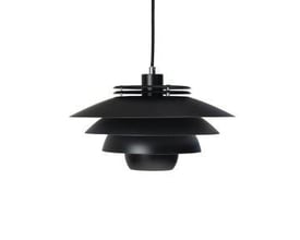 EJKA pendel fra Dyberg Larsen, en mat sort lampe med lagdelte skærme, vist isoleret på hvid baggrund.
