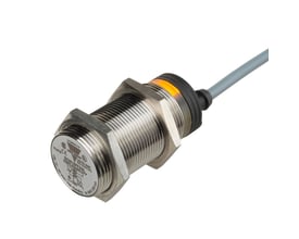 Carlo Gavazzi kapacitiv aftaster M30 med gevindhus, kabel og lysende orange statusindikator, set skråt forfra.