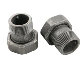 Nærbillede af Grundfos unionssæt i støbejern, viser 1½" omløber og 1 1/4" nippel med synlige gevind.