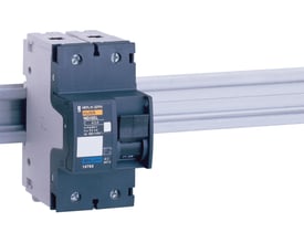 Schneider Electric NG125LMA 2-polet maksimalafbryder med 10A sikring, monteret på DIN-skinne, viser mærket 'Merlin Gerin multi9'.