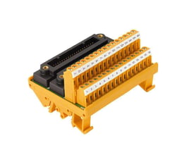 Weidmüller LM2NZF interfacemodul med orange terminaler og sorte 40-polede stik, set skråt forfra.