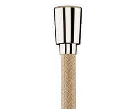 Nærbillede af Hansgrohe bruseslangen i guld, der viser den flettede tekstur og det skinnende metalgevind ved tilslutningen.
