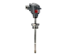 Set fra siden, Danfoss MBT 5252 temperaturføler viser den grå senderboks og den polerede AISI 316 Ti stålsondelængde.