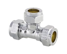 Forkromet Conex T-stykke i messing med 15mm kompressionstilslutninger, vist på en neutral hvid baggrund for installationsdetaljer.