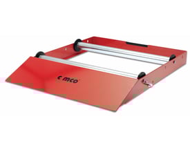 Den røde Kabelafruller Trommelfix 200 Ultra er lavet af robust stål med en integreret bærehåndtag og to sølvfarvede tromler.